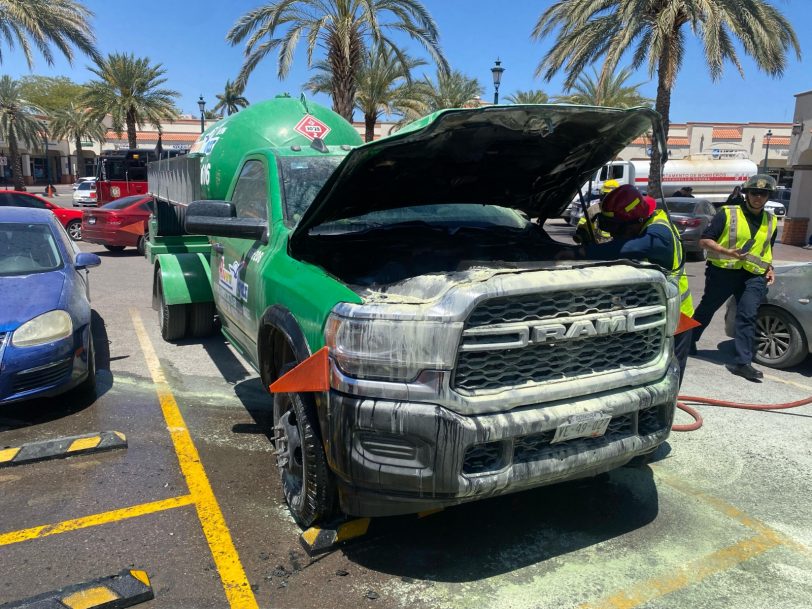 ATIENDEN BOMBEROS Y CUERPOS DE SEGURIDAD Y EMERGENCIAS CONATO DE INCENDIO DE CAMIÓN DE GAS SIN LESIONADOS