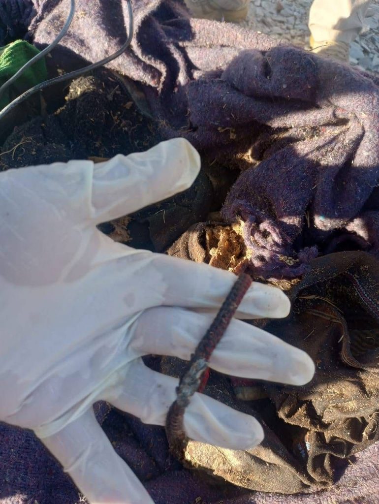 Así el ayazgo de 3 cuerpos en estado de osamenta y descomposición  en el cerro carnero 

Las prendas 
Las siguientes 
1. Camisa playera estilo polo color roja
Pantalón azul marino y cinto color negro 

2.Camisa negra ,pantalón negro cinturón pitiado, suéter camuflaje,  

3.Camisa verde militar o negra ,pantalón militar, tenis color café y calcetas verdes

Para mayor información acudir a fizcalia mañana

3 tesoros regresaran a casa ,no como quisiéramos 
Pero tendrán un lugar digno donde descanzar 🙏🤍
