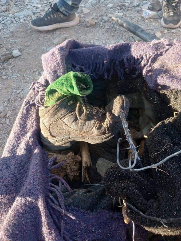 Así el ayazgo de 3 cuerpos en estado de osamenta y descomposición  en el cerro carnero 

Las prendas 
Las siguientes 
1. Camisa playera estilo polo color roja
Pantalón azul marino y cinto color negro 

2.Camisa negra ,pantalón negro cinturón pitiado, suéter camuflaje,  

3.Camisa verde militar o negra ,pantalón militar, tenis color café y calcetas verdes

Para mayor información acudir a fizcalia mañana

3 tesoros regresaran a casa ,no como quisiéramos 
Pero tendrán un lugar digno donde descanzar 🙏🤍
