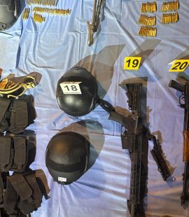 Guaymas, Sonora, 25 de mayo de 2025.- Derivado de labores de inteligencia y técnicas de investigación, la Agencia Ministerial de Investigación Criminal (AMIC), en coordinación con personal de la Secretaría de Marina Armada de México (SEMAR), realizó una diligencia de cateo en un domicilio ubicado en Guaymas, logrando el aseguramiento de 10 armas de fuego, más de 760 cartuchos, equipo táctico, droga y un vehículo con reporte de robo.