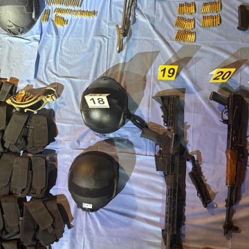 Guaymas, Sonora, 25 de mayo de 2025.- Derivado de labores de inteligencia y técnicas de investigación, la Agencia Ministerial de Investigación Criminal (AMIC), en coordinación con personal de la Secretaría de Marina Armada de México (SEMAR), realizó una diligencia de cateo en un domicilio ubicado en Guaymas, logrando el aseguramiento de 10 armas de fuego, más de 760 cartuchos, equipo táctico, droga y un vehículo con reporte de robo.