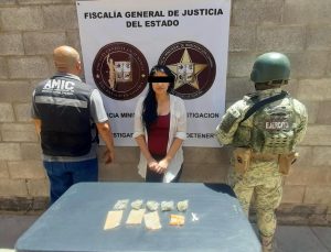 La diligencia se realizó a las 10:31 horas en una vivienda ubicada en la colonia Jesús García, donde fue asegurada Ilse Malinali “N”, de 33 años, quien cuenta con antecedentes penales por narcomenudeo y robo.