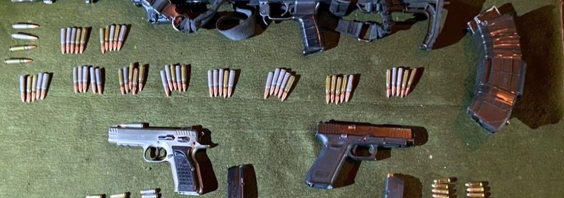 Aproximadamente a las 22:24 horas del pasado 28 de mayo, el personal de seguridad ubicó un vehículo Toyota Tacoma, modelo 2019, encendido y con las puertas abiertas sobre la calle Torre Vieja, por lo que procedieron a su inspección, encontrando armamento en su interior. Como parte de los indicios asegurados se encuentran el vehículo con reporte de robo en los Estados Unidos de América, un fusil de asalto AK-47, una pistola calibre 9 milímetros, una pistola calibre .38 super, dos cargadores calibre .38 super, dos cargadores para fusil AK-47, 54 cartuchos calibre 7.62x39 y 12 cartuchos calibre 9 milímetros.