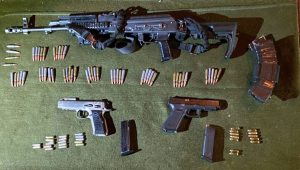 Aproximadamente a las 22:24 horas del pasado 28 de mayo, el personal de seguridad ubicó un vehículo Toyota Tacoma, modelo 2019, encendido y con las puertas abiertas sobre la calle Torre Vieja, por lo que procedieron a su inspección, encontrando armamento en su interior. Como parte de los indicios asegurados se encuentran el vehículo con reporte de robo en los Estados Unidos de América, un fusil de asalto AK-47, una pistola calibre 9 milímetros, una pistola calibre .38 super, dos cargadores calibre .38 super, dos cargadores para fusil AK-47, 54 cartuchos calibre 7.62x39 y 12 cartuchos calibre 9 milímetros.