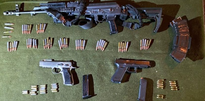 Aproximadamente a las 22:24 horas del pasado 28 de mayo, el personal de seguridad ubicó un vehículo Toyota Tacoma, modelo 2019, encendido y con las puertas abiertas sobre la calle Torre Vieja, por lo que procedieron a su inspección, encontrando armamento en su interior. Como parte de los indicios asegurados se encuentran el vehículo con reporte de robo en los Estados Unidos de América, un fusil de asalto AK-47, una pistola calibre 9 milímetros, una pistola calibre .38 super, dos cargadores calibre .38 super, dos cargadores para fusil AK-47, 54 cartuchos calibre 7.62x39 y 12 cartuchos calibre 9 milímetros.