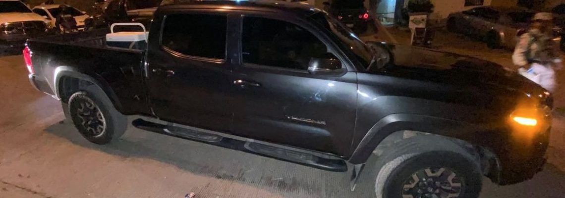 Aproximadamente a las 22:24 horas del pasado 28 de mayo, el personal de seguridad ubicó un vehículo Toyota Tacoma, modelo 2019, encendido y con las puertas abiertas sobre la calle Torre Vieja, por lo que procedieron a su inspección, encontrando armamento en su interior. Como parte de los indicios asegurados se encuentran el vehículo con reporte de robo en los Estados Unidos de América, un fusil de asalto AK-47, una pistola calibre 9 milímetros, una pistola calibre .38 super, dos cargadores calibre .38 super, dos cargadores para fusil AK-47, 54 cartuchos calibre 7.62x39 y 12 cartuchos calibre 9 milímetros.