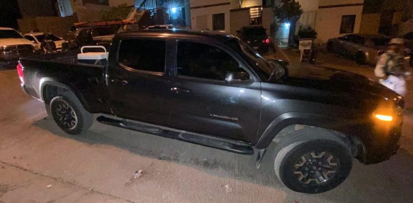 Aproximadamente a las 22:24 horas del pasado 28 de mayo, el personal de seguridad ubicó un vehículo Toyota Tacoma, modelo 2019, encendido y con las puertas abiertas sobre la calle Torre Vieja, por lo que procedieron a su inspección, encontrando armamento en su interior. Como parte de los indicios asegurados se encuentran el vehículo con reporte de robo en los Estados Unidos de América, un fusil de asalto AK-47, una pistola calibre 9 milímetros, una pistola calibre .38 super, dos cargadores calibre .38 super, dos cargadores para fusil AK-47, 54 cartuchos calibre 7.62x39 y 12 cartuchos calibre 9 milímetros.