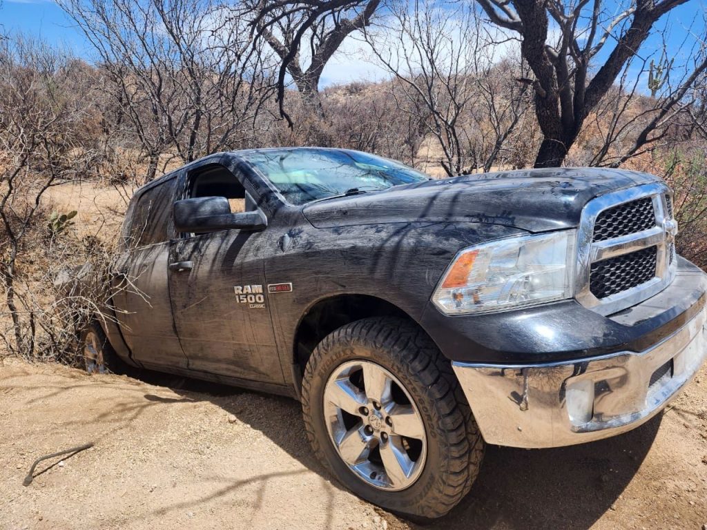 Los detenidos, Gelacio “N”, de 30 años, originario de Oaxaca, y Fredy Fernando “N”, de 28, originario de Veracruz, enfrentan cargos por su probable responsabilidad en el delito de tentativa de homicidio en agravio de personal militar, así como por la portación de armas de fuego de uso exclusivo del Ejército, Armada y Fuerza Aérea. Los hechos se registraron el pasado 28 de mayo en un camino de terracería entre Sáric y Sásabe, en inmediaciones del cerro El Chile, cuando personal de DEFENSA detectó un vehículo Dodge Ram, modelo 2019, que emprendió la huida.