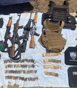 Los detenidos, Gelacio “N”, de 30 años, originario de Oaxaca, y Fredy Fernando “N”, de 28, originario de Veracruz, enfrentan cargos por su probable responsabilidad en el delito de tentativa de homicidio en agravio de personal militar, así como por la portación de armas de fuego de uso exclusivo del Ejército, Armada y Fuerza Aérea. Los hechos se registraron el pasado 28 de mayo en un camino de terracería entre Sáric y Sásabe, en inmediaciones del cerro El Chile, cuando personal de DEFENSA detectó un vehículo Dodge Ram, modelo 2019, que emprendió la huida.