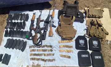 Los detenidos, Gelacio “N”, de 30 años, originario de Oaxaca, y Fredy Fernando “N”, de 28, originario de Veracruz, enfrentan cargos por su probable responsabilidad en el delito de tentativa de homicidio en agravio de personal militar, así como por la portación de armas de fuego de uso exclusivo del Ejército, Armada y Fuerza Aérea. Los hechos se registraron el pasado 28 de mayo en un camino de terracería entre Sáric y Sásabe, en inmediaciones del cerro El Chile, cuando personal de DEFENSA detectó un vehículo Dodge Ram, modelo 2019, que emprendió la huida.