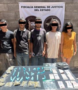 Los imputados fueron identificados como Miguel Ángel “N”, de 32 años; Ángeles de Jesús “N”, de 22 años; Francisco “N”, de 42 años; Ramón Ambrosio “N”, de 29 años; y Juan Fernando “N”, de 28 años. Entre los elementos asegurados destacan: una bolsa tipo cangurera color negro que contenía una bolsa de plástico transparente con 23 envoltorios de plástico color azul con sustancia granulada, así como otra bolsa con 11 envoltorios que contenían hierba verde y seca, identificada posteriormente como marihuana.