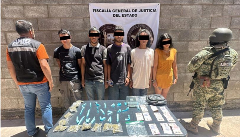 Los imputados fueron identificados como Miguel Ángel “N”, de 32 años; Ángeles de Jesús “N”, de 22 años; Francisco “N”, de 42 años; Ramón Ambrosio “N”, de 29 años; y Juan Fernando “N”, de 28 años. Entre los elementos asegurados destacan: una bolsa tipo cangurera color negro que contenía una bolsa de plástico transparente con 23 envoltorios de plástico color azul con sustancia granulada, así como otra bolsa con 11 envoltorios que contenían hierba verde y seca, identificada posteriormente como marihuana.