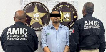 Joel Antonio “N”, de 23 años, fue vinculado a proceso ante sólidos datos de prueba por parte de la Fiscalía General de Justicia del Estado de Sonora (FGJES), por su probable responsabilidad en el delito de robo con violencia en las personas, cometido de noche y en transporte público, en perjuicio de José Luis “N”, de 57 años, en Ciudad Obregón.